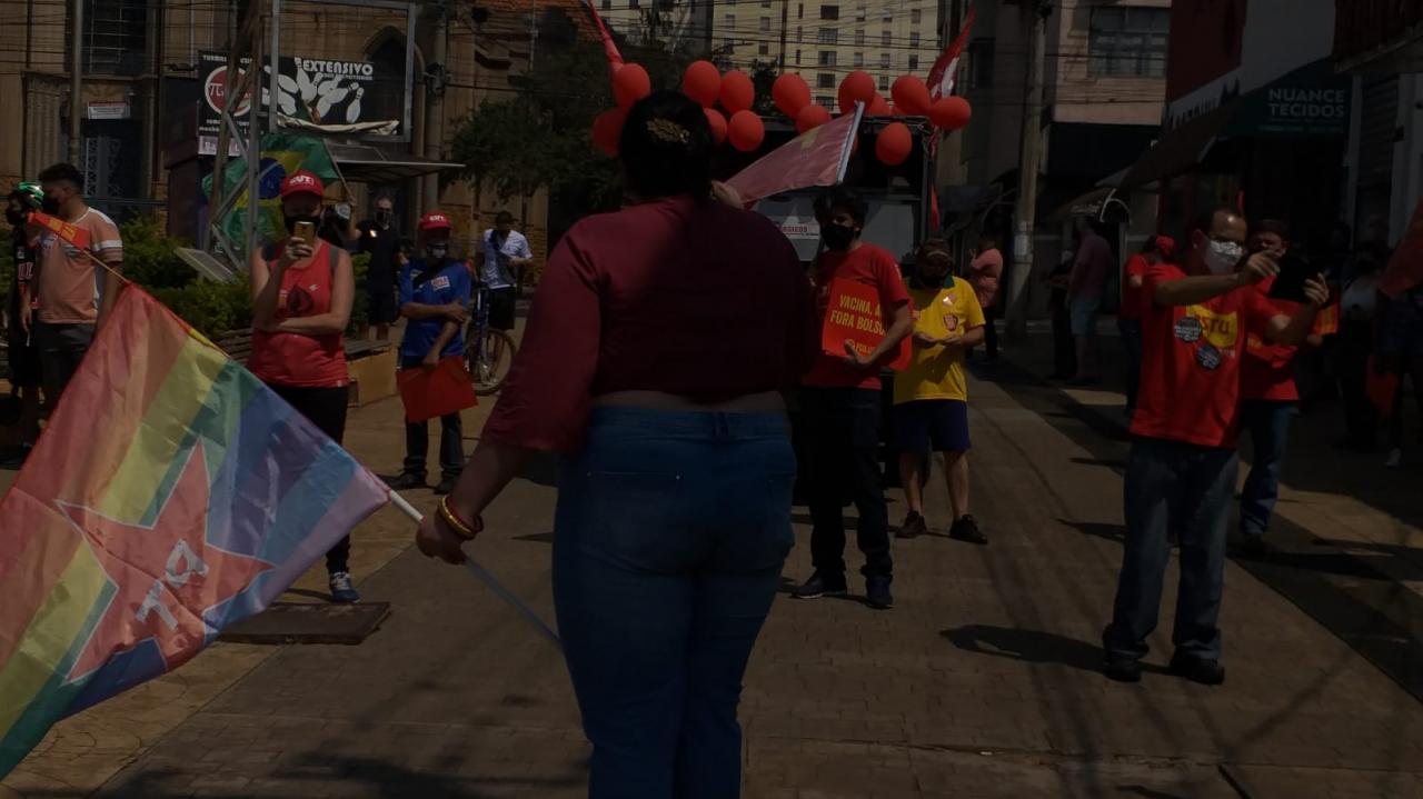 Foto 8 de 17 — Manifestantes fazem ato "Fora Bolsonaro" na Praça Santa Cruz; veja imagens